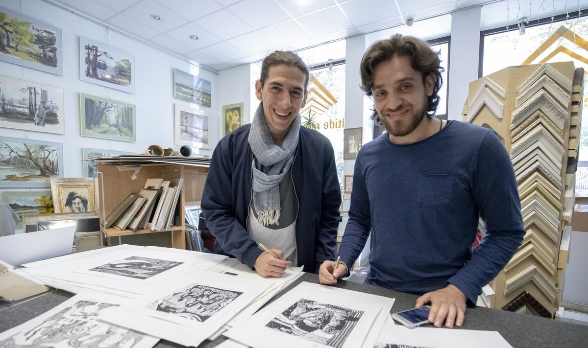 Süüria päritolu kunstnike Bakri Wazzani (vasakul) ja Fadi Abboudi pildid kajastavad nende mälestusi teekonnast Rootsi.