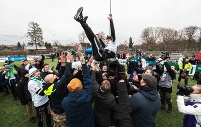 Mis õige tiitlivõidu tähistamine see ilma treeneri õhku viskamiseta on. Antud pildil saab vabalangemist tunda FC Flora peatreener Jürgen Henn.