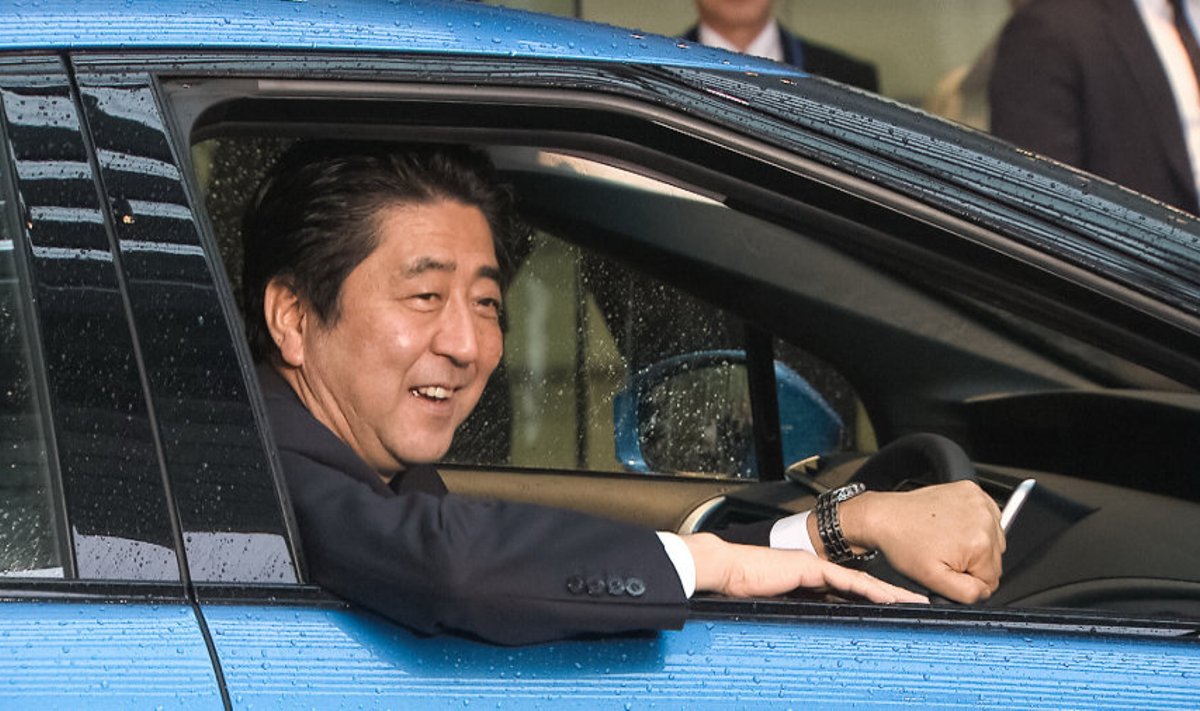 Jaapani peaminister Shinzo Abe Toyota Mirai roolis