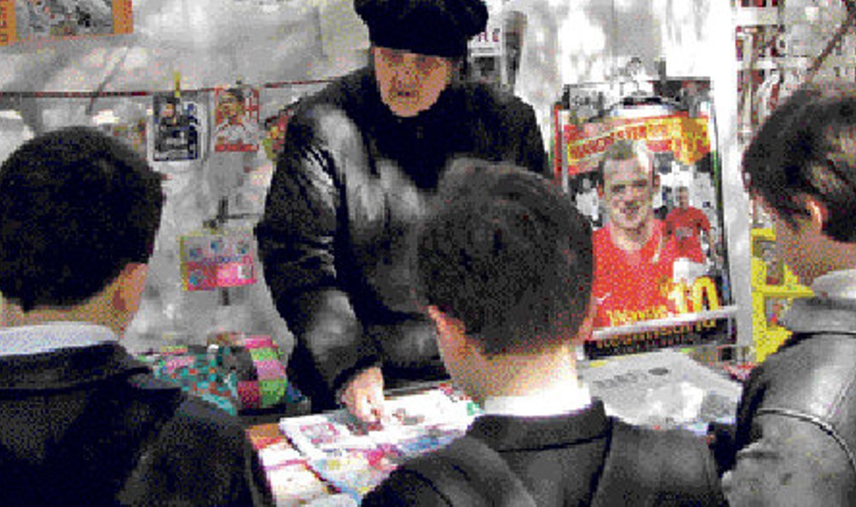 Lehemüüja pakub Suhhumi tänaval korraga nii Venemaa presidendi Dmitri Medvedevi pildikesi kui ka vutistaar Wayne Rooney plakateid.