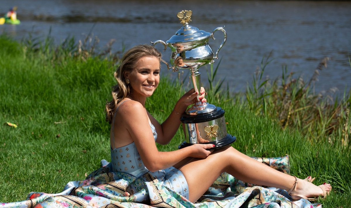 Sofia Kenin 2020. aasta Australian Openi trofeega.