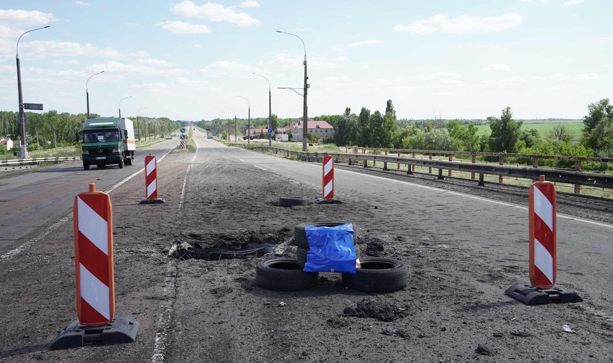 Антоновский мост. Следы от ударов ракет.