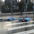 VIDEO | Tallinnas Nõmme teel sõitis auto valgusfoori pikali