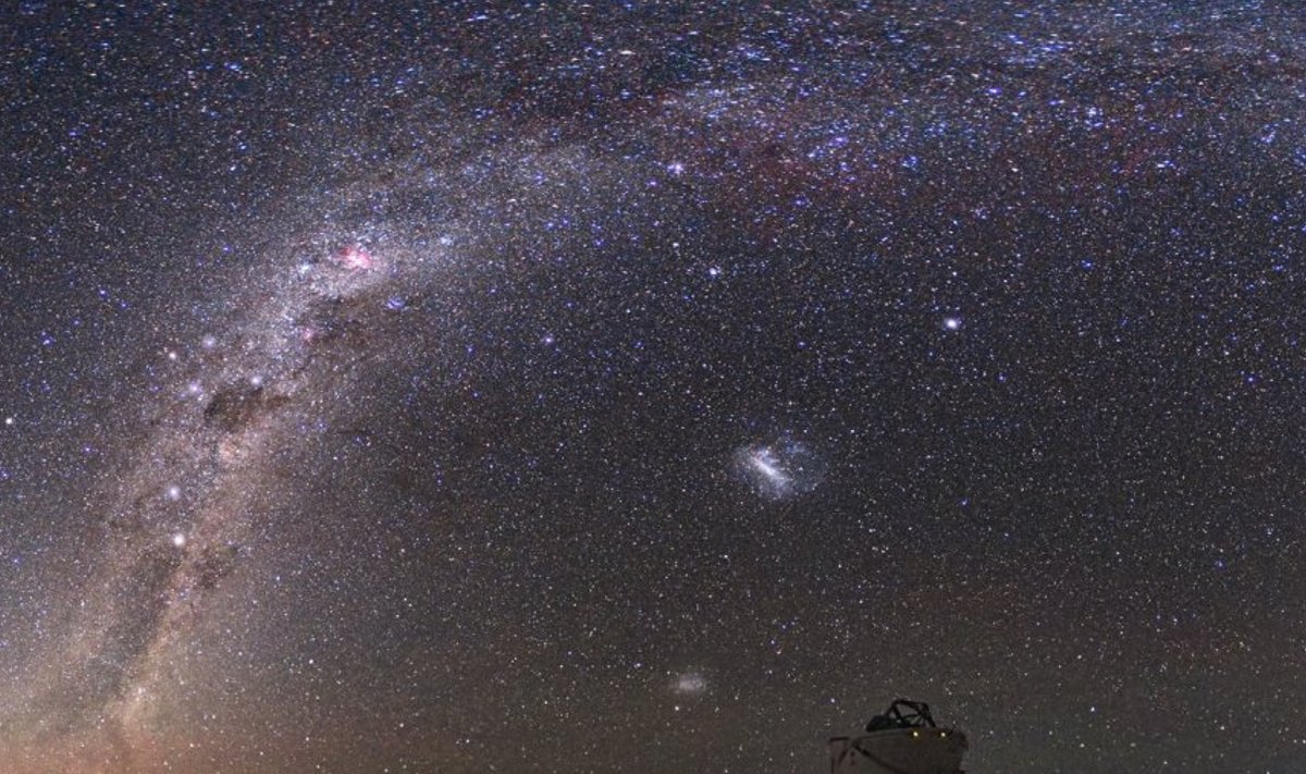 Linnutee serv, suur ja väike Magalhãesi pilv Atacama kõrbes asuva teleskoobi kohal. 