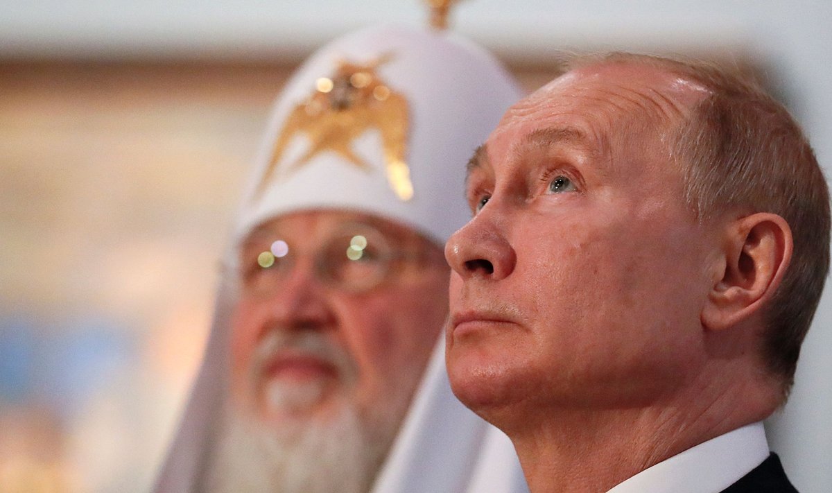 Patriarh Kirill (taamal) tegi ettepaneku kirjutada Jumal põhiseadusse ja Venemaa president Vladimir Putin oli sellega nõus.