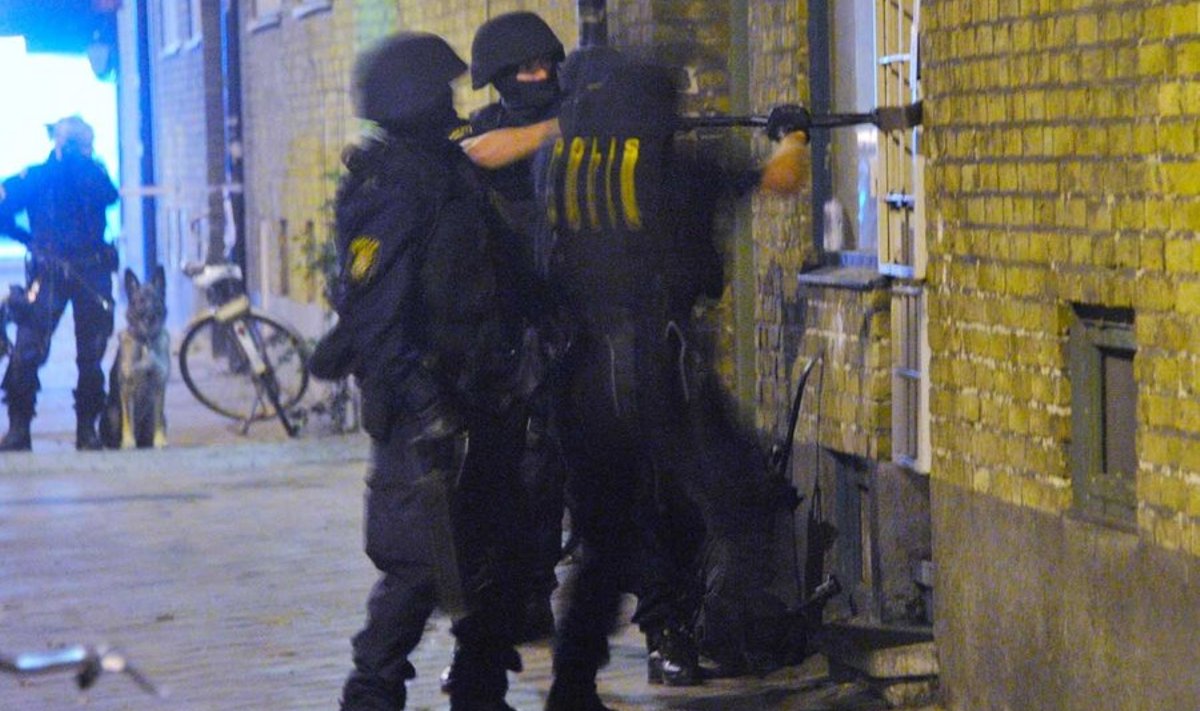 Politseinikud underground-klubi ees möödunud aasta lõpus varajasel pühapäevahommikul pärast järjekordset tulistamist.  (Scanpix)