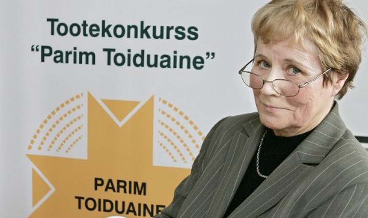 Dotsent Aino Kann hoiab purki Ferta juustuga, mille komisjon tema enda degusteerimismetoodikat järgides parimaks valis.