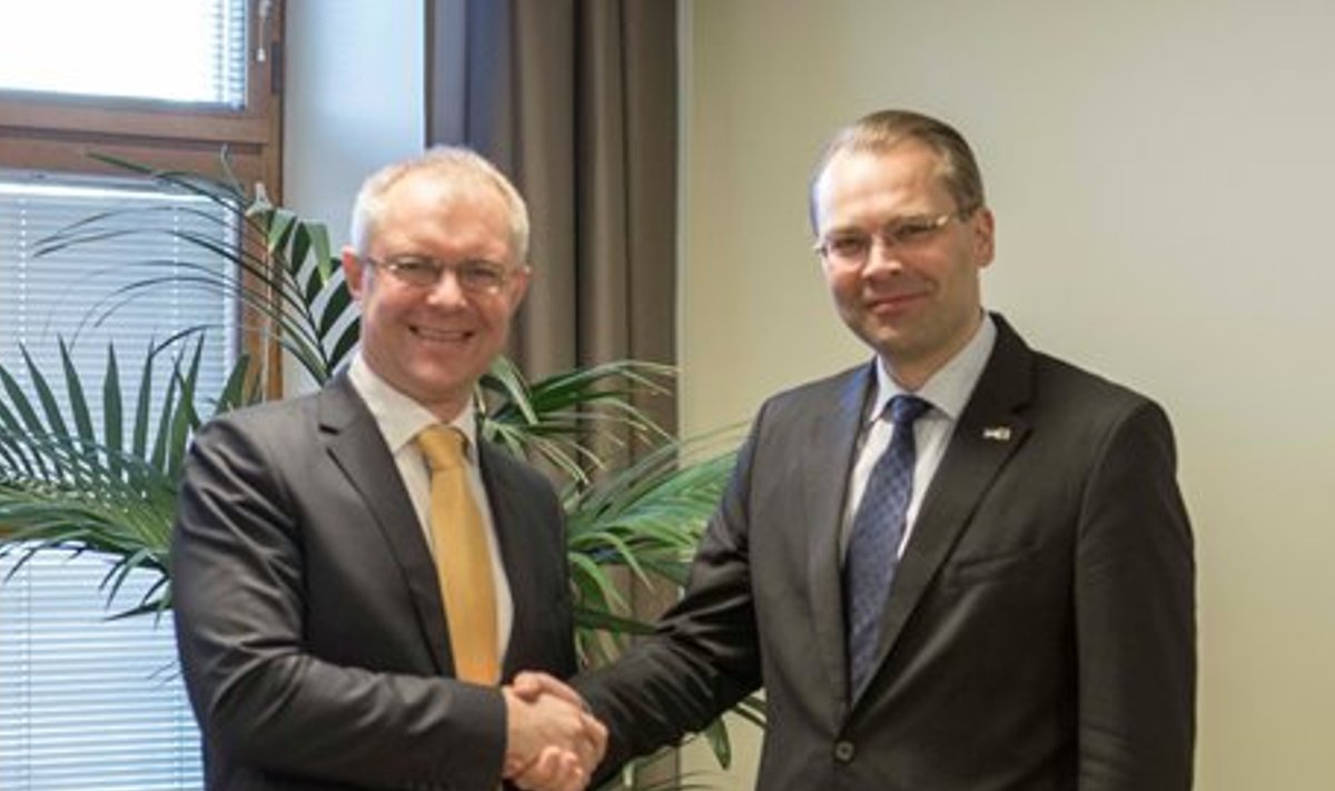 Kaitseminister Hannes Hanso ja Soome kaitseminister Jussi Niinistö täna Soome kaitseministeeriumis.