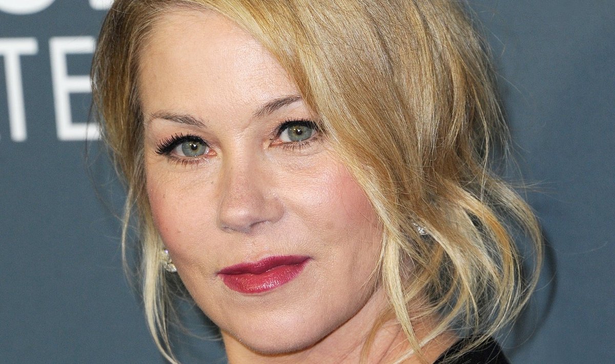 POOL SAJANDIT EKRAANIL Christina Applegate'i ekraanikarjäär algas imikueas, kui ema Nancy ta reklaamivõtetele viis. Paraku pidi Christina 50aastaselt haiguse tõttu näitlejatööst loobuma.