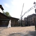 ФОТО и ВИДЕО: Папа римский посетил бывший лагерь смерти в Освенциме