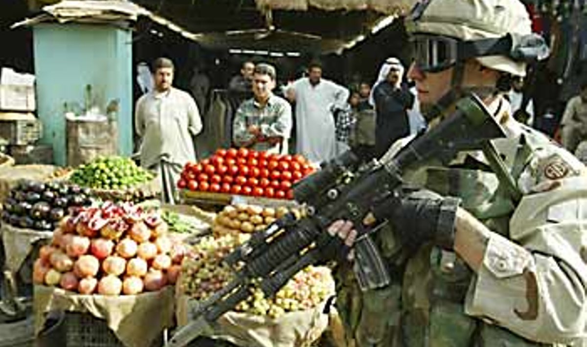 OKUPATSIOONI MÕRUD VILJAD: Iraagi mehed piidlevad juurviljalettide vahelt relvi otsivat Ameerika sõdurit. AFP