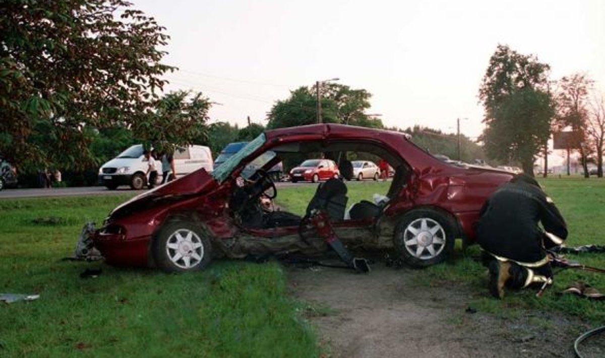 ÜKS VALE OTSUS. ÜKS HETK. KATASTROOF: 22. augustil 2007 Tallinnas Paldiski maanteel kokku põrganud Mazdast ja Subarust (järgmisel pildil) ei jäänud midagi järele. Ränga hoobi saanud Mazda juht Heino Luik hukkus sündmuskohal. (Politsei)