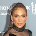 FOTOD | Kuhu vaadata? 52-aastane Jennifer Lopez poosetas meelalt paljastavas kleidis