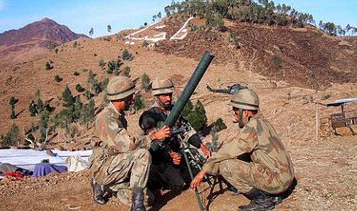 Pakistani sõdurid annavad miinipildujast tuld