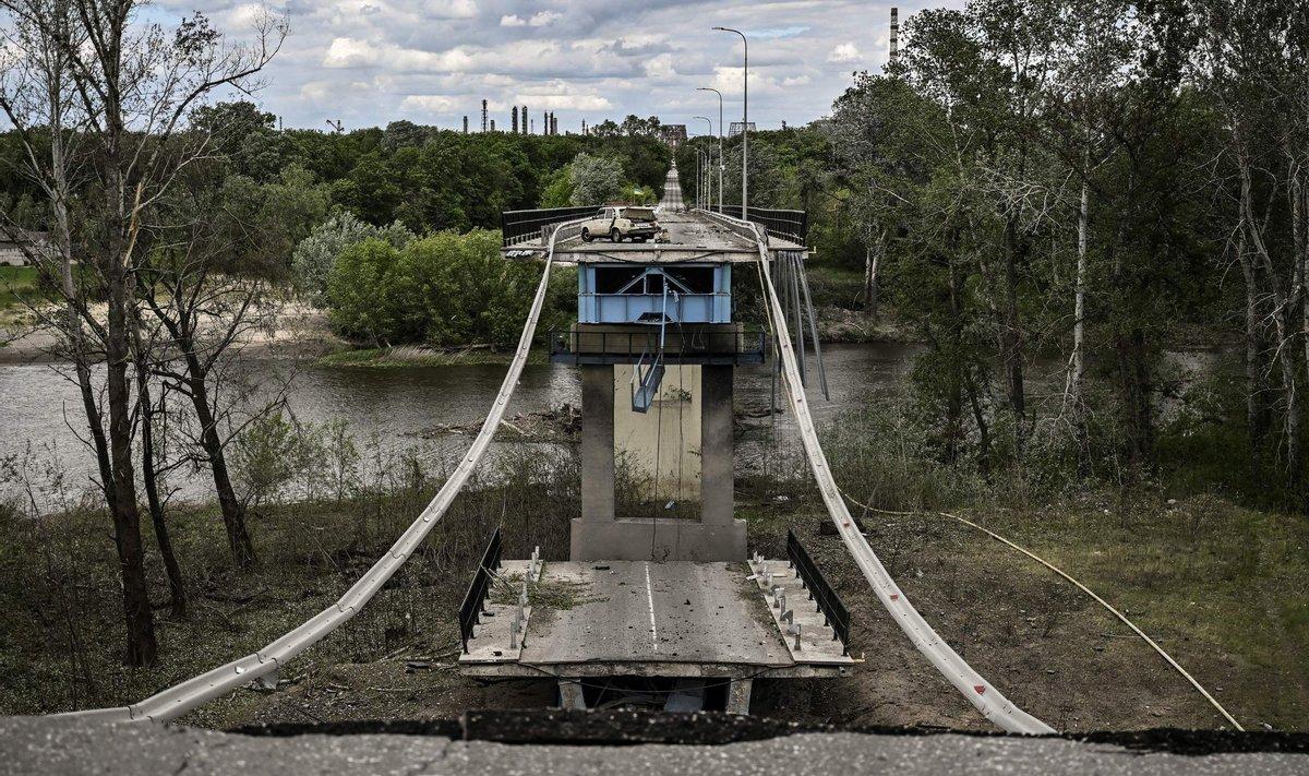 Разрушенный мост под Северодонецком