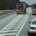 LUGEJA VIDEO: Tallinna-Pärnu maanteel bussist ja sõiduautost möödasõitu teinud veok tekitas ohtliku olukorra