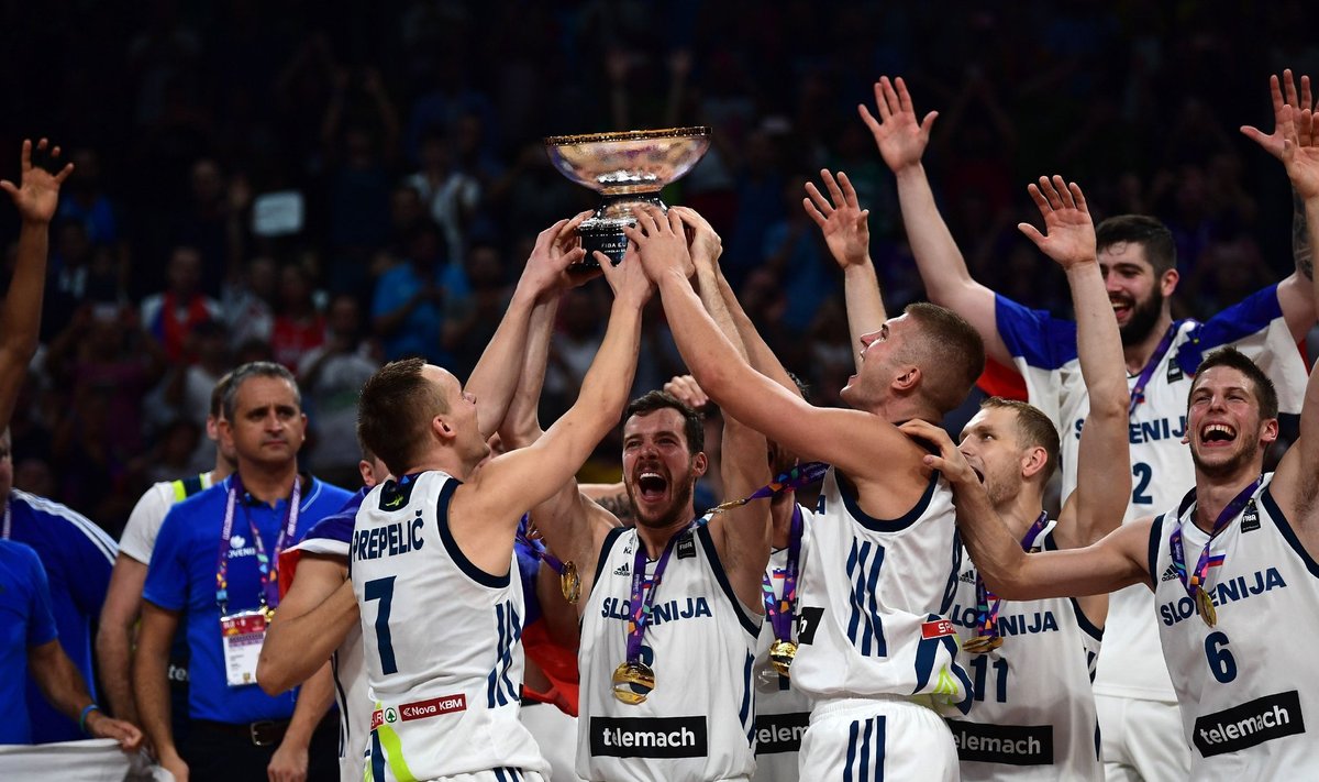 Sloveenia korvpallikoondislased tähistamas EM-i triumfi. Kahe kuu pärast algavas MM-valiksarjas paljud mehed aga koondist aidata ei saa.