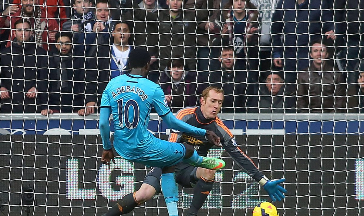 Emmanuel Adebayor viimas Tottenhami 3:0 ette.
