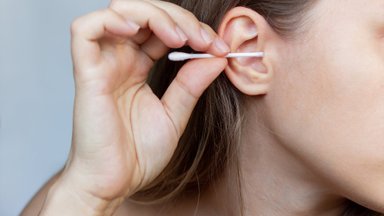 Правда ли, что чистить уши ватными палочками вредно?
