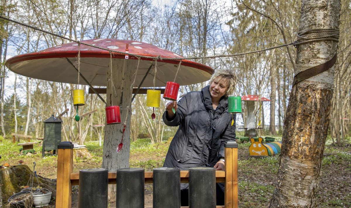 Tiina Alavere Roela Kirjandusmetsas Onu Ööbiku orkestri pille proovimas.