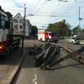 FOTOD ja VIDEO: Paldiski maanteel segab liiklust maha kukkunud raudlattide koorem, trollid seisavad