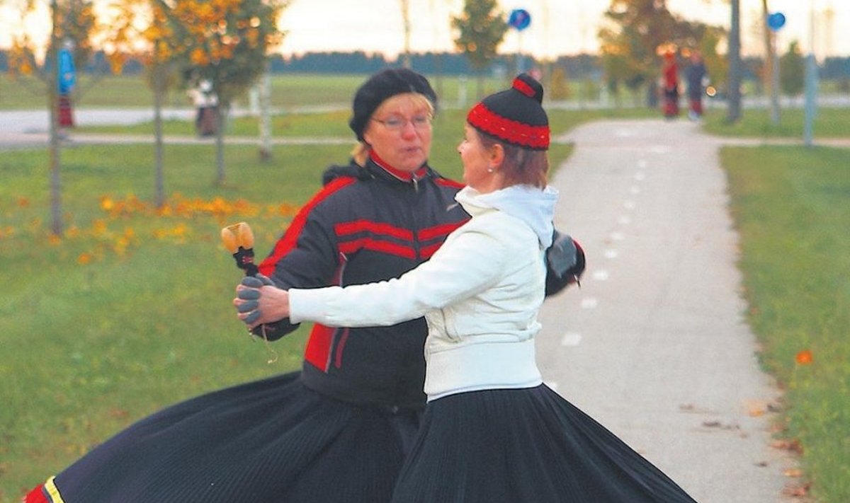 Tantsijad tõid kergteele värvikirevust ja tantsurõõmu. Foto: Peeter Sepp