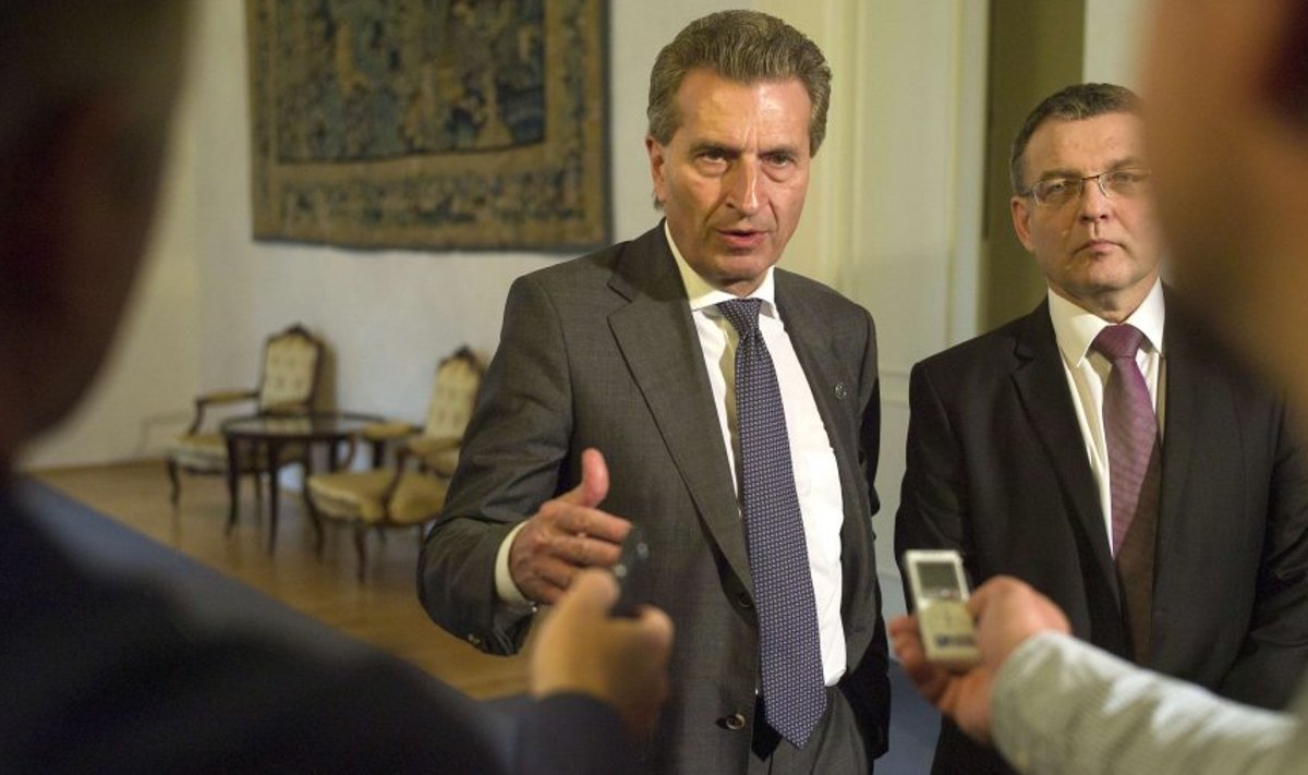 Euroopa Komisjoni energiavolinik Günther Oettinger vastamas ajakirjanike küsimustele 