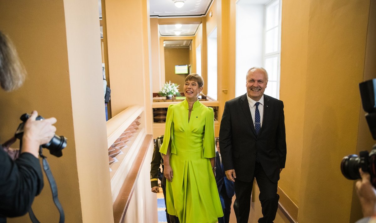 President Kaljulaid ja Henn Põlluaas sammusid riigikogu trepist üles, mõlemal lai naeratus näol. Mõned EKRE rahvasaadikud lahkusid küll Kaljulaidi kõne ajal saalist, aga paljud jäid siiski paigale.