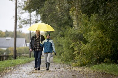 Rõõmsalt naeratades ka vihmasajus – Tiina ja Janek Zõbin.