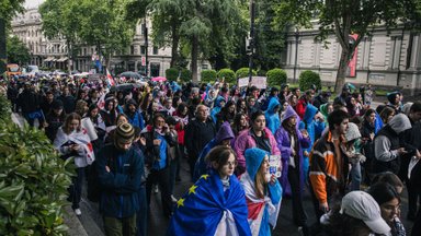 DELFI THBILISIS | Gruusias algas välisagentide seaduse hääletus, tuhanded kogunevad parlamendi juurde