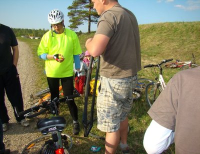 Jalgrattamatka esimesel peatusel Kastna Hiiemäel sai tehtud ka kummiparandus. Foto: Eva Seera
