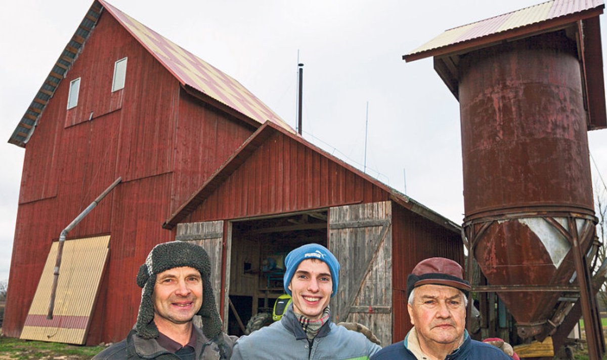 22aastane noor taluperemees Madis Liesment (keskel) koos isa Margus Liesmendi ja talle talu üle andnud vanaisa Kalju Vainolaga.