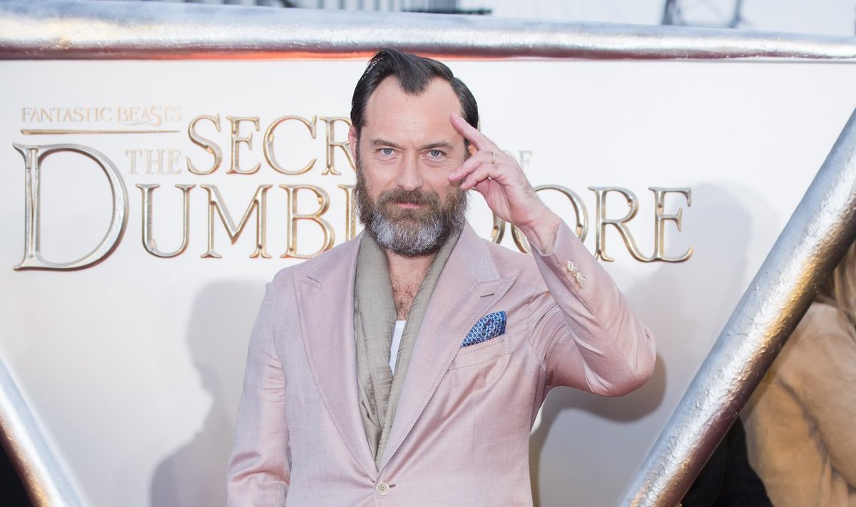 HINNATUD NÄITLEJA Jude Law filmi "Fantastilised elukad: Dumbledore'i saladused", milles ta kehastab peaosalist, esilinastusel Londonis 2022. aastal.