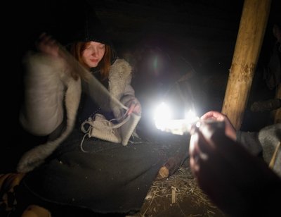 Maarja Lainevoog näitab peeruga tuld Kristiina Paavelile kes käsitööd teeb