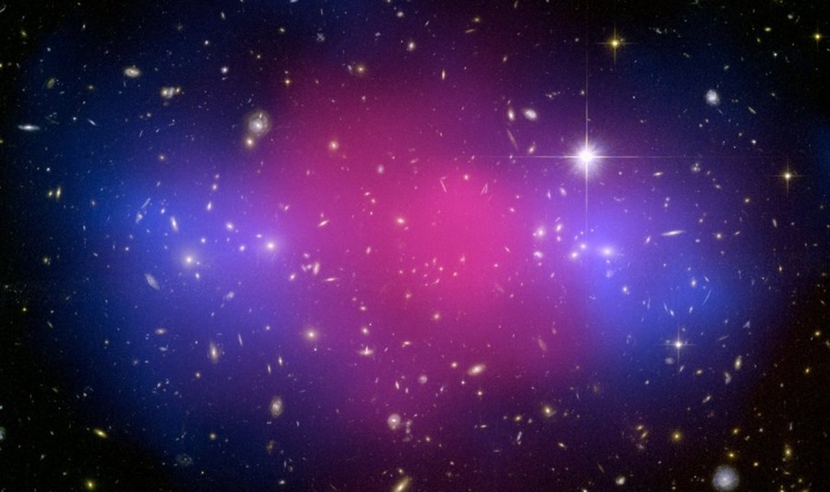   Selge vahe tavalise mateeria (pildil peamiselt roosa) ja tumeda aine (sinine) vahel, mis toimus 5,7 miljardi valgusaasta kaugusel Maast. 