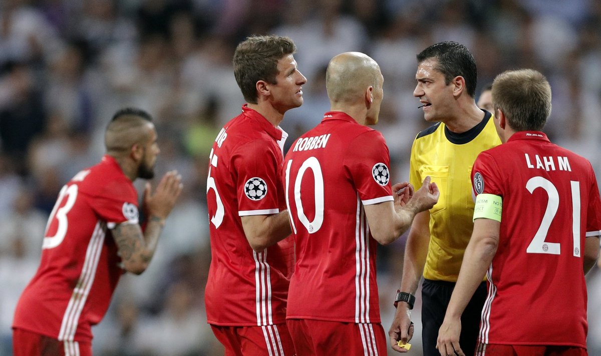 Bayerni mängijad võivad anuda palju tahes, ent miski ei aita – Viktor Kassai on oma töö teinud.