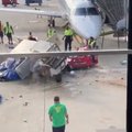 VIDEO | Uskumatu vaatepilt: toitlustusveok pistis lennujaamas järsku perutama, otsustavalt sekkus julgeolekutöötaja