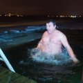 ФОТО и ВИДЕО DELFI: На озере Харку традиционным купанием отметили Крещение