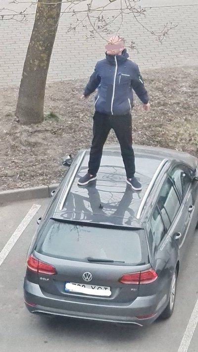 Мужчина на крыше авто