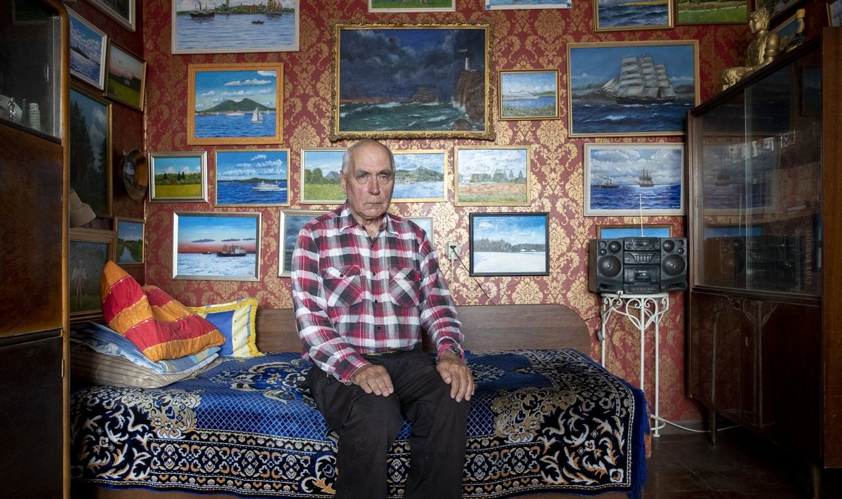 AMATÖÖR­KUNSTNIK: Jüri Villo enda tehtud maalide keskel Lasnamäe kodus.