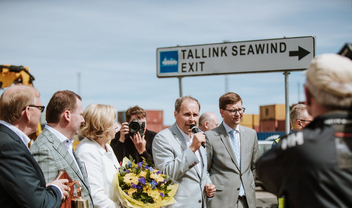 Valdo Kalm (keskel mikrofoniga) Eckerö Line'i uue laeva saabumisel Muuga sadamasse 25. juunil