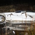 ФОТО: В Йыгевамаа автомобиль вылетел в кювет и перевернулся. Водитель словно в воду канул