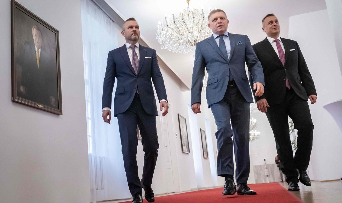 Robert Fico (keskel) läheb parteijuhtidest ainsana valitsusse. Hlasi juhist Peter Pellegrinist (vasakul) saab parlamendi esimees ja SNS-i juhist Andrej Dankost parlamendi aseesimees.