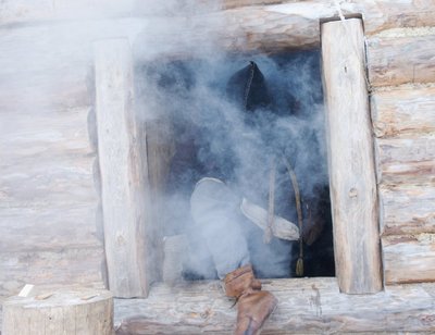 Talu uks on väike ,et sooja kadu oleks minimaaalne, lisaks peab sealt ka suits väljuma.