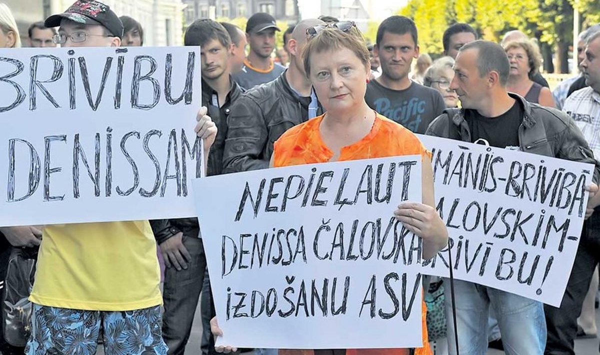Läti valitsus läks eelmisel teisipäeval Deniss Čalovskise väljaandmise pärast peaaegu lõhki. Peaministri residentsi ees toimus istungi ajal häkkeri väljaandmise vastaste meeleavaldus, kus nõuti „vabadust Denissile”. 