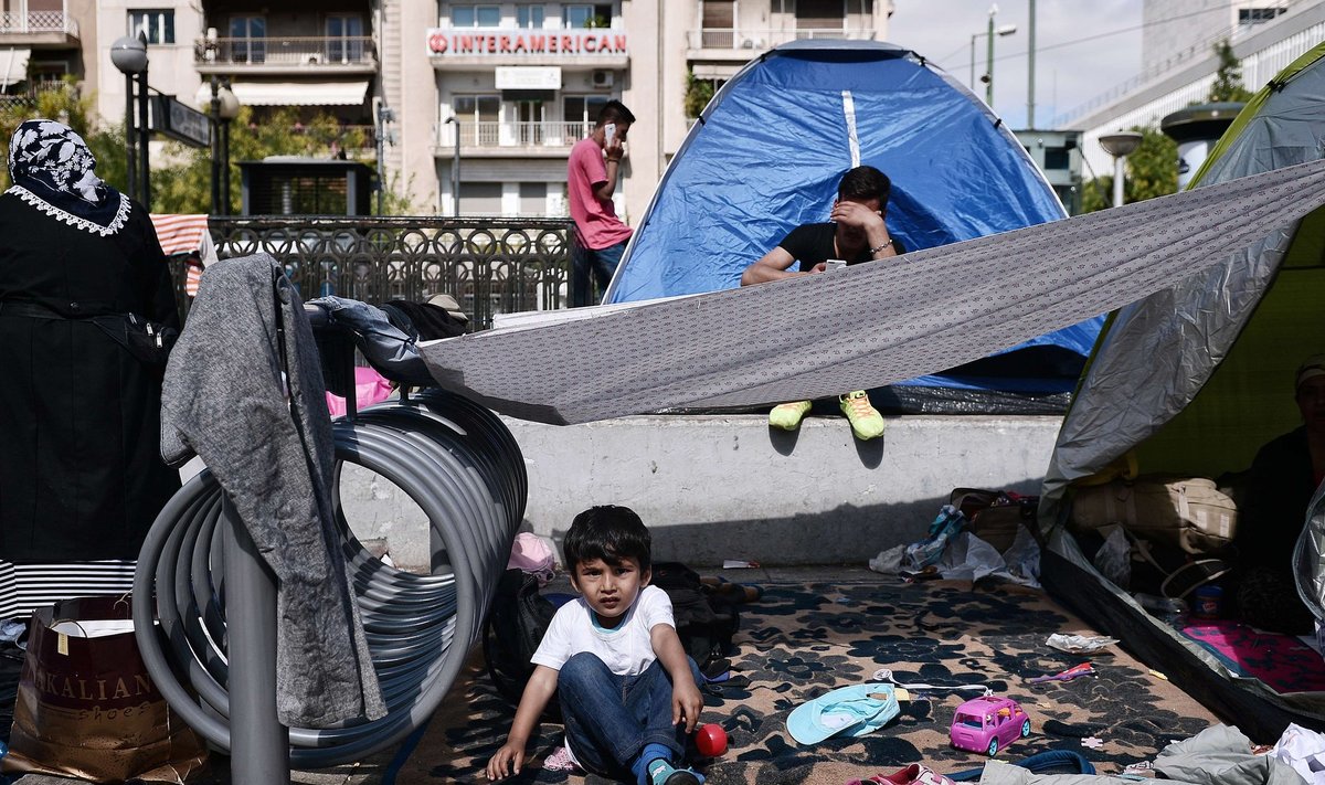 Kreekasse on saabunud pea pool miljonit põgenikku ja nende telklaagrid paiknevad isegi Ateena südalinnas. Opositsiooni sõnul on suur põgeniketulv Syriza ideoloogia vili.
