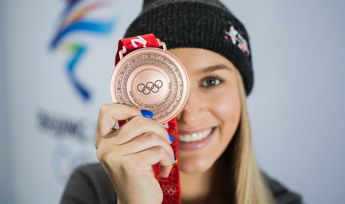 Kelly Sildaru näitab Pekingi taliolümpia pronksmedalit