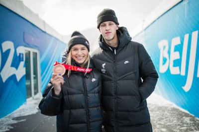 PRONKS: Kelly Sildarul on taskus ka olümpiamängude medal freestyle-suusatamises. Pildil elukaaslase ja treeneri Mihkel Ustaviga.