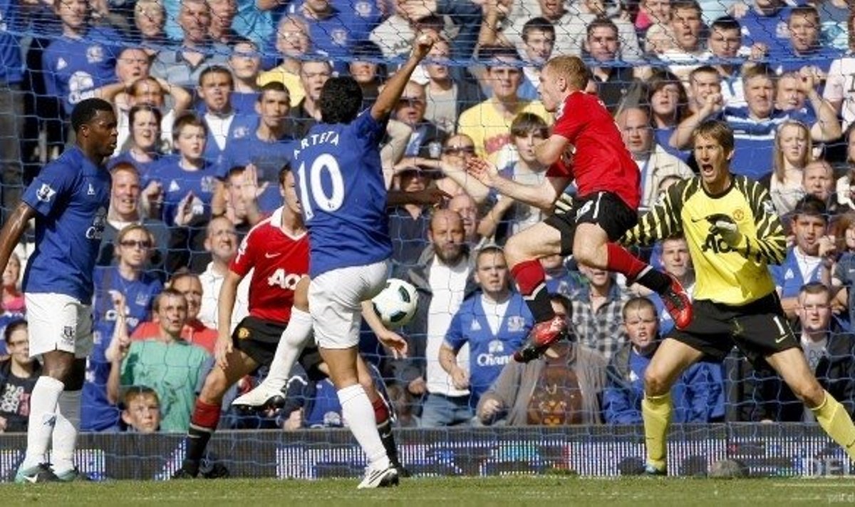 Mikel Arteta (vasakult kolmas) lõi Manchester Unitedi vastu Evertoni viigivärava.