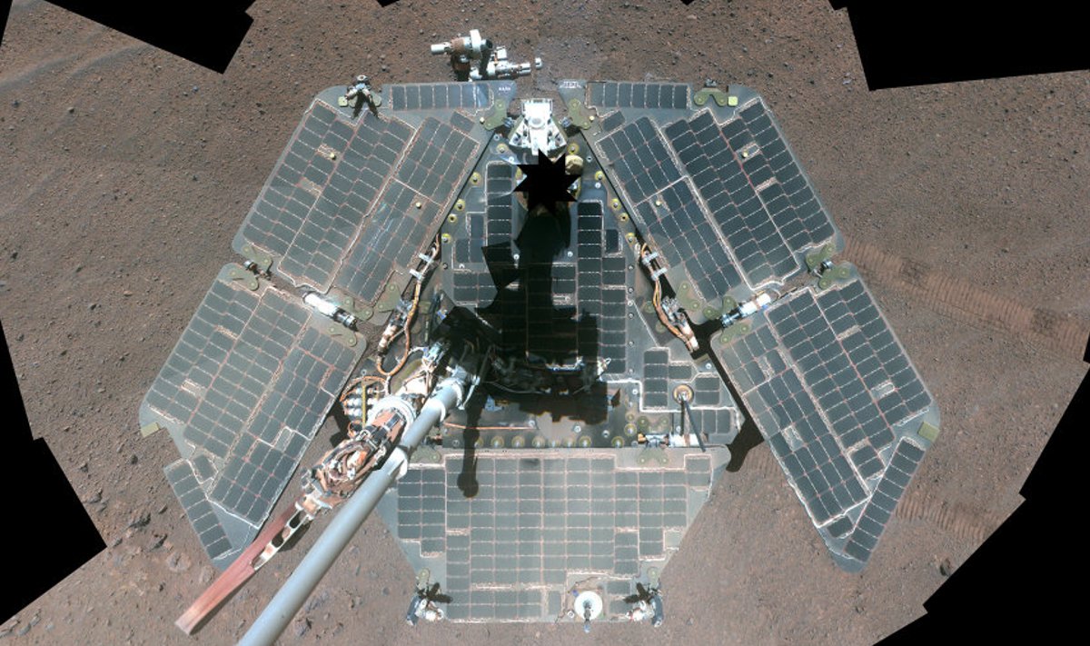Opportunity autoportree on tehtud 2004. aasta lõpus. Kulgur oli Marsil tegutsenud pisut vähem kui ühe maise aasta. Foto: NASA/JPL/Cornell